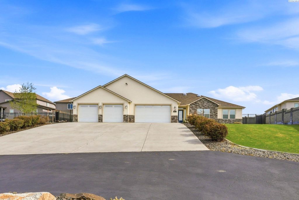 Photo of 86612 Summit View Dr, Kennewick, WA 99338 (MLS # 292126)