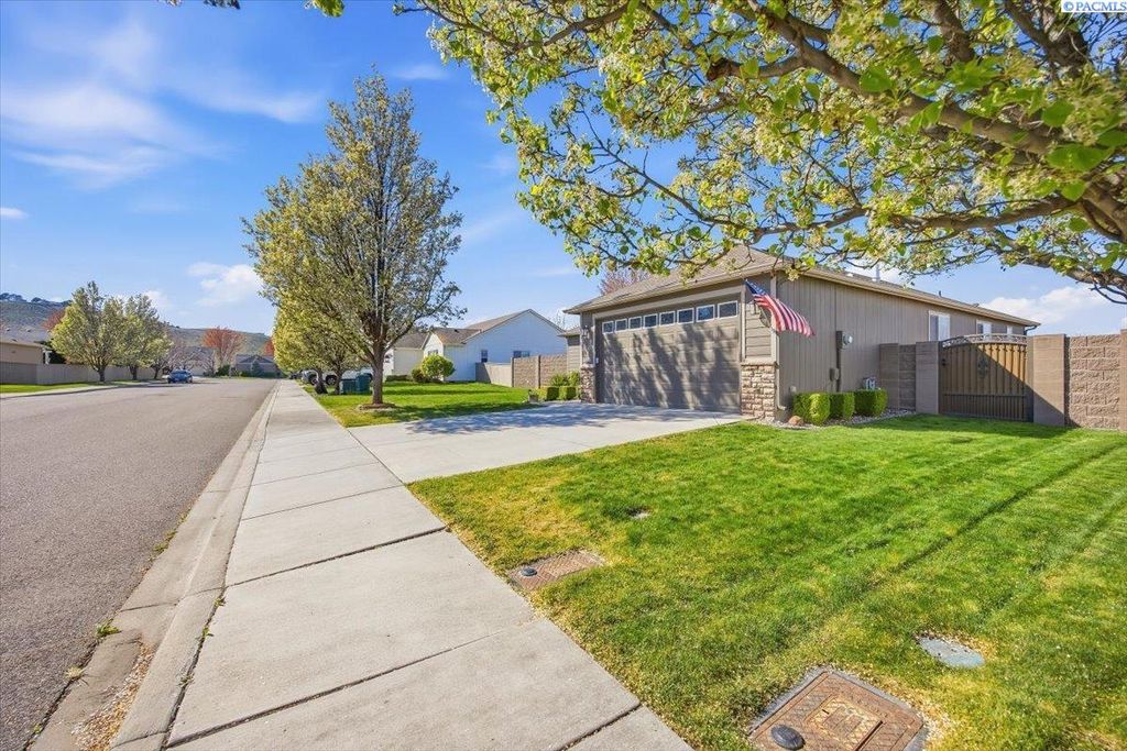 Photo of 5504 W 20th Avenue, Kennewick, WA 99338 (MLS # 291863)