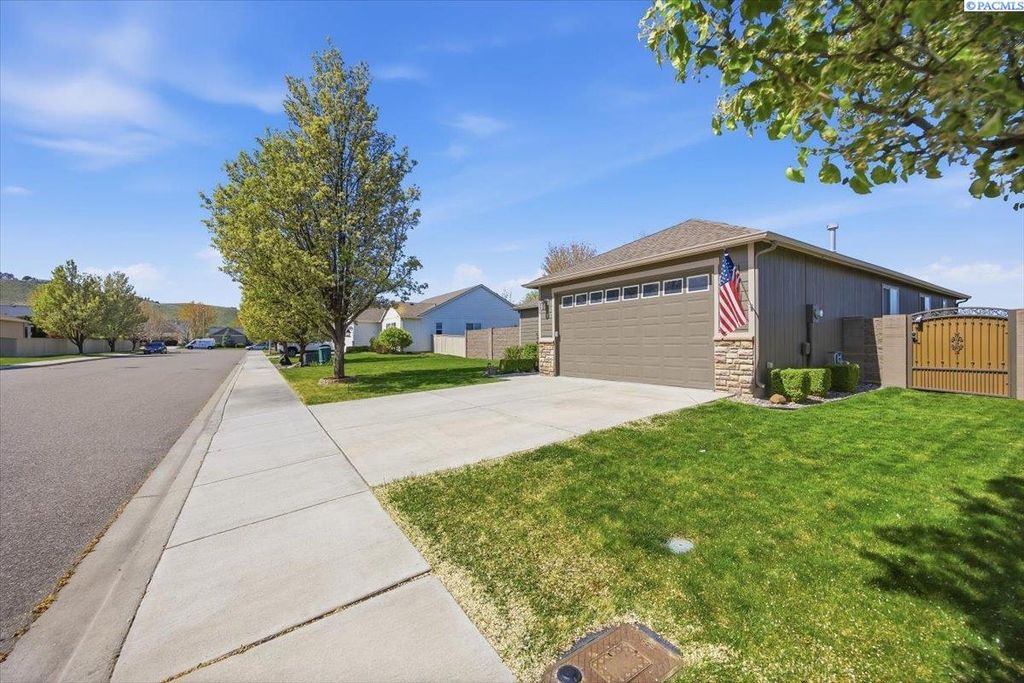 Photo of 5504 W 20th Avenue, Kennewick, WA 99338 (MLS # 291863)