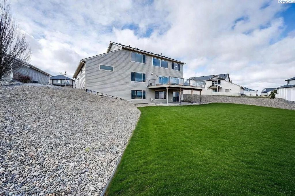 Photo of 810 SW Windy Point Court, Pullman, WA 99163 (MLS # 291196)