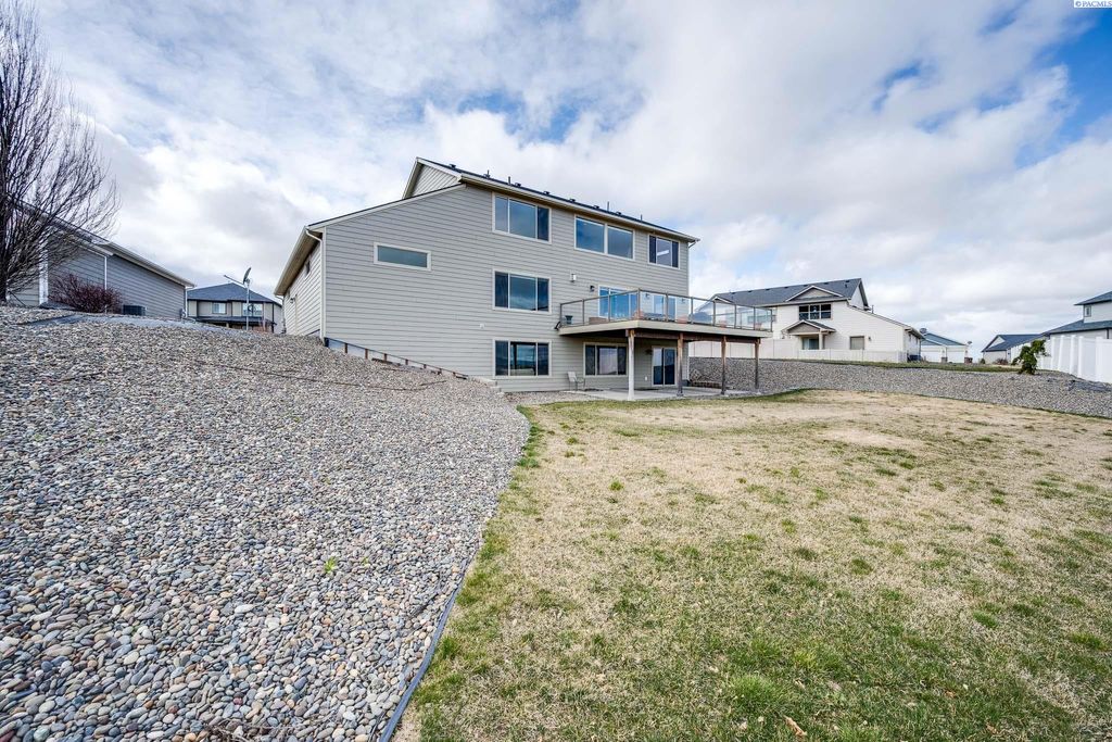 Photo of 810 SW Windy Point Court, Pullman, WA 99163 (MLS # 291196)