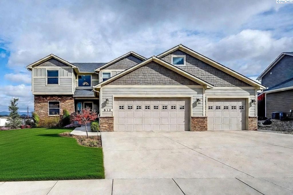 Photo of 810 SW Windy Point Court, Pullman, WA 99163 (MLS # 291196)