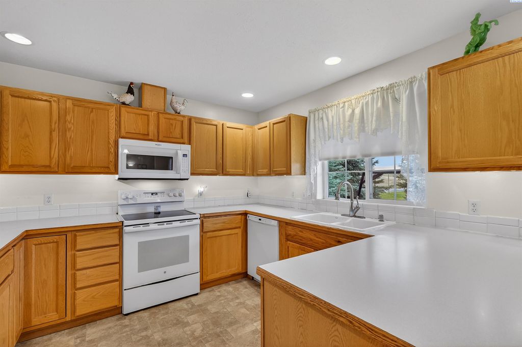 Photo of 1 W Heglar Ln, St. John, WA 99171 (MLS # 291358)