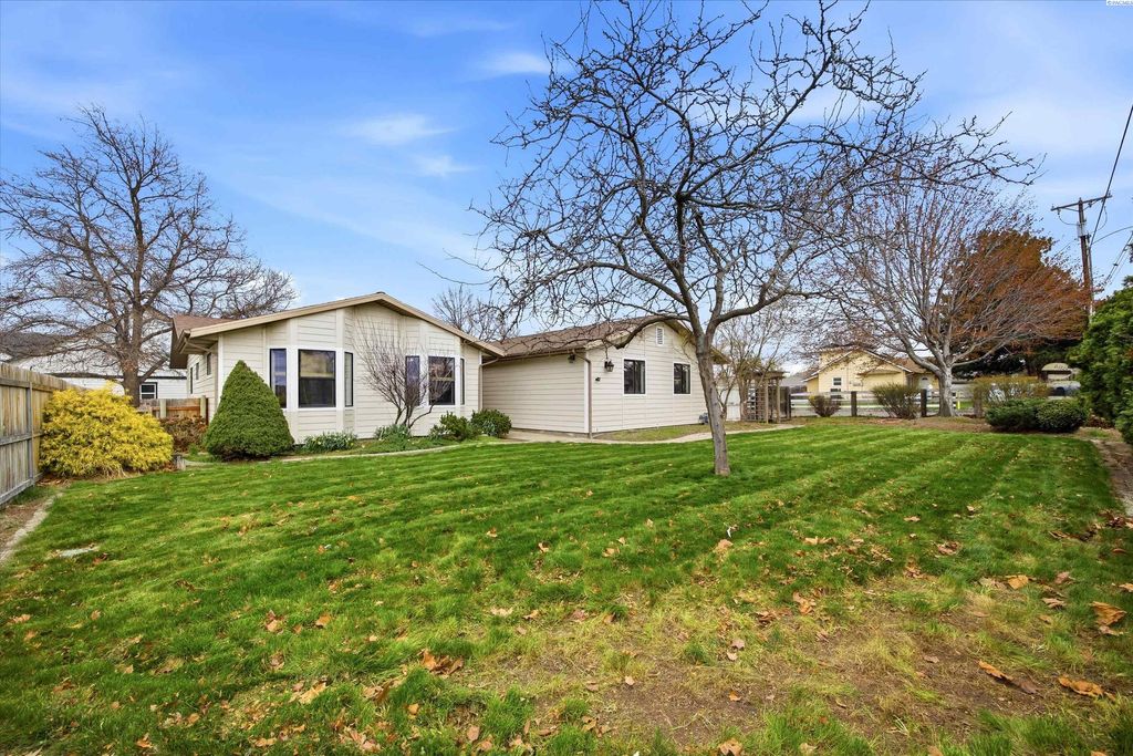 Photo of 2017 S Washington St, Kennewick, WA 99337 (MLS # 291483)