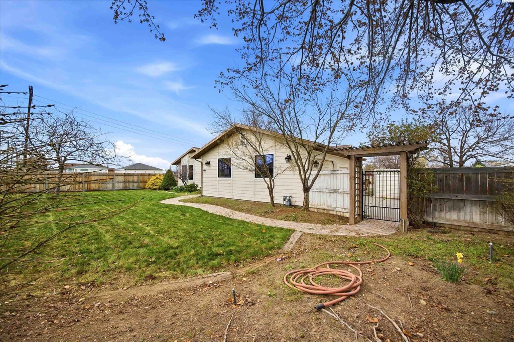 Photo of 2017 S Washington St, Kennewick, WA 99337 (MLS # 291483)