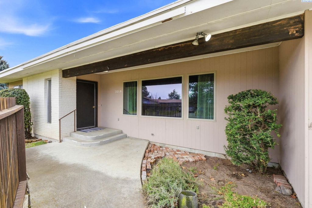 Photo of 2219 Enterprise Dr, Richland, WA 99354 (MLS # 291858)