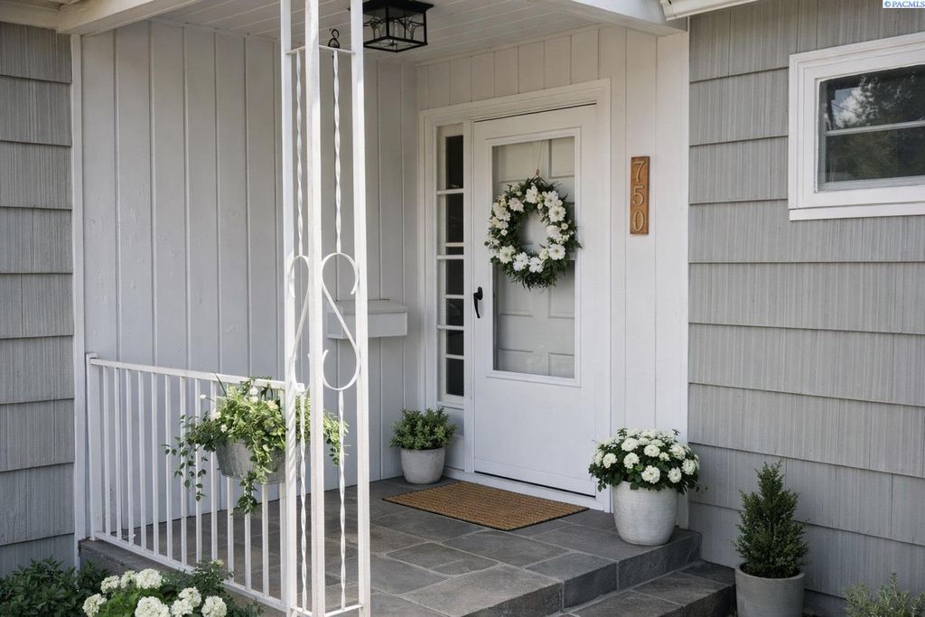 Photo of 750 NW Charlotte St, Pullman, WA 99163 (MLS # 287017)