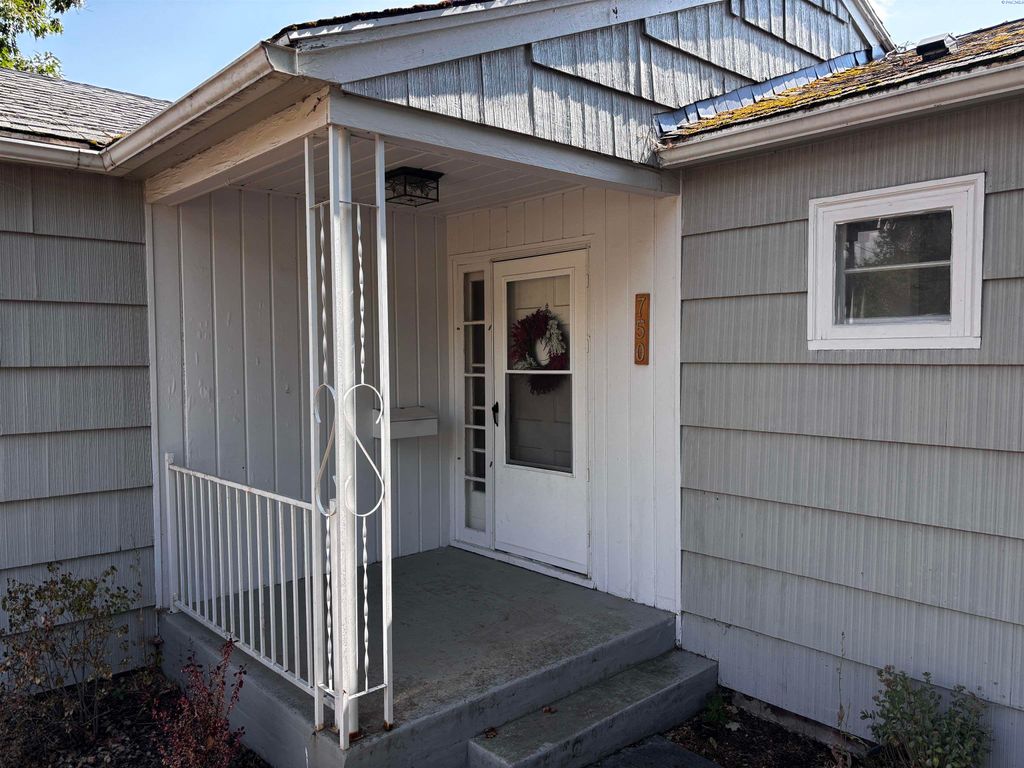 Photo of 750 NW Charlotte St, Pullman, WA 99163 (MLS # 287017)