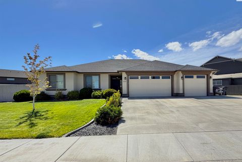 Photo of 1407 Diamond Loop, West Richland, WA 99353 (MLS # 293870)