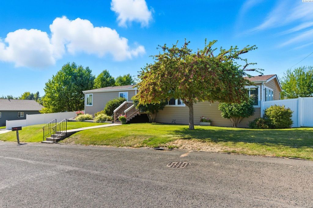Photo of 712 S Hillcrest Drive, Colfax, WA 99111 (MLS # 288170)