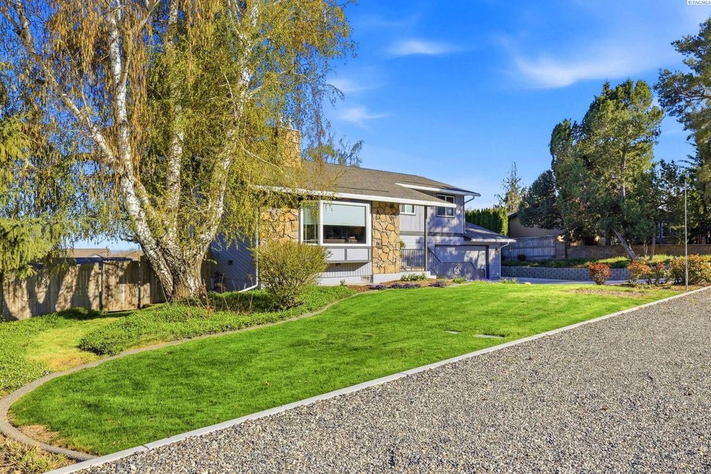 Photo of 322 E 36th Place, Kennewick, WA 99337 (MLS # 291727)