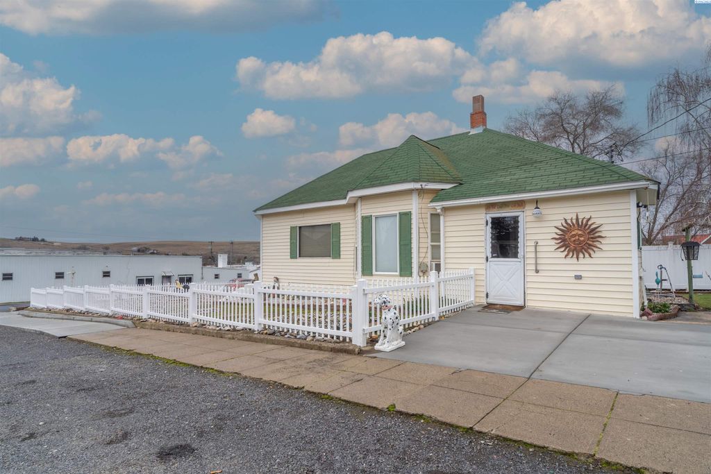 Photo of 102 W 3rd Street, Lind, WA 99341 (MLS # 291728)