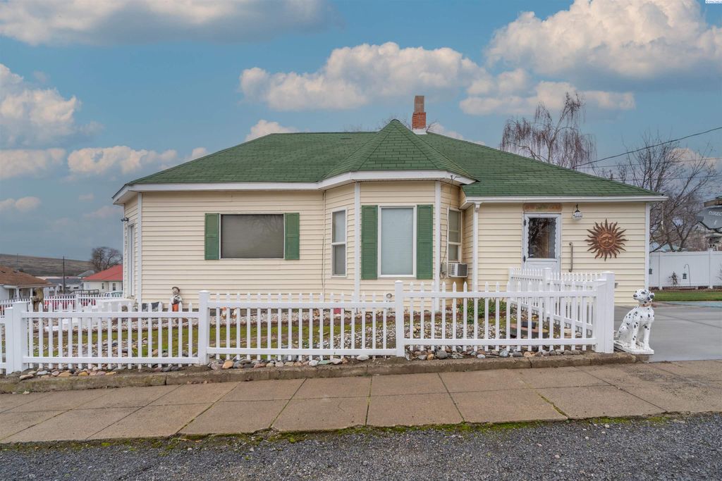 Photo of 102 W 3rd Street, Lind, WA 99341 (MLS # 291728)