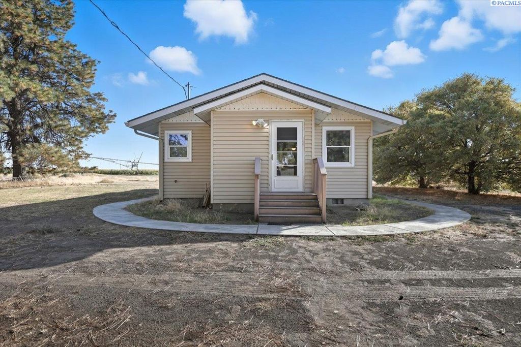 Photo of 210 Phend Lane, Pasco, WA 99301 (MLS # 288317)