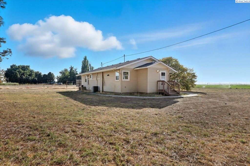 Photo of 210 Phend Lane, Pasco, WA 99301 (MLS # 288317)