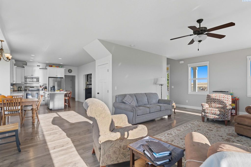 Photo of 41213 S Clodfelter Rd, Kennewick, WA 99338 (MLS # 291174)