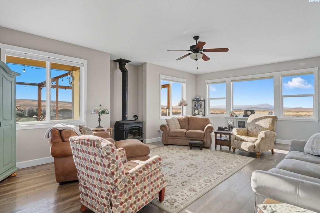 Photo of 41213 S Clodfelter Rd, Kennewick, WA 99338 (MLS # 291174)