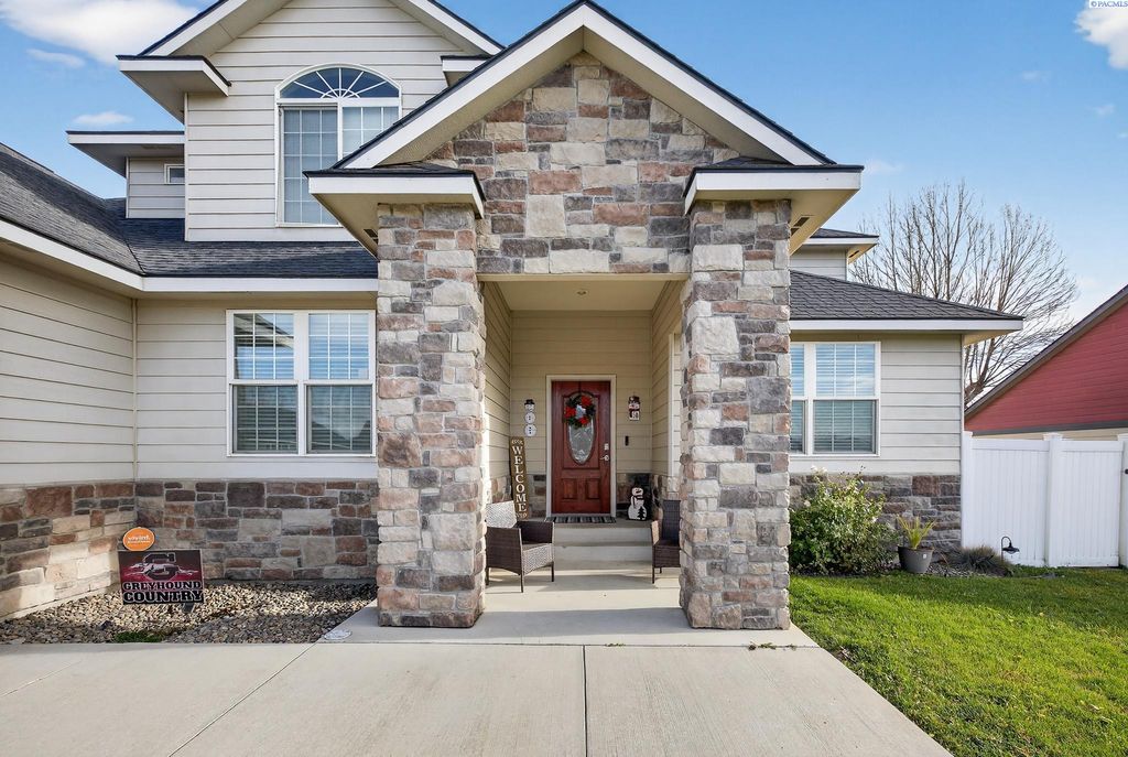 Photo of 701 Broadway Dr, Grandview, WA 98930 (MLS # 289388)