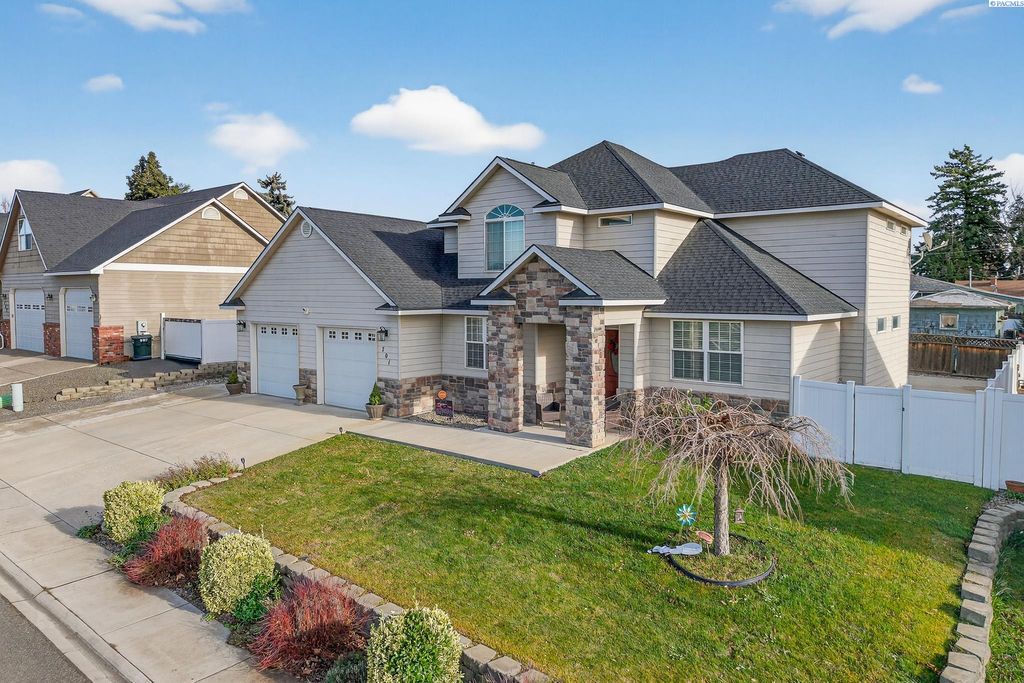 Photo of 701 Broadway Dr, Grandview, WA 98930 (MLS # 289388)