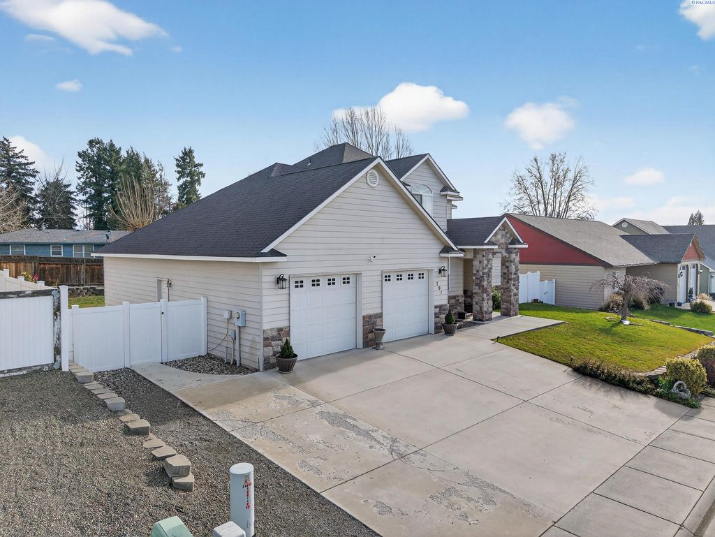 Photo of 701 Broadway Dr, Grandview, WA 98930 (MLS # 289388)