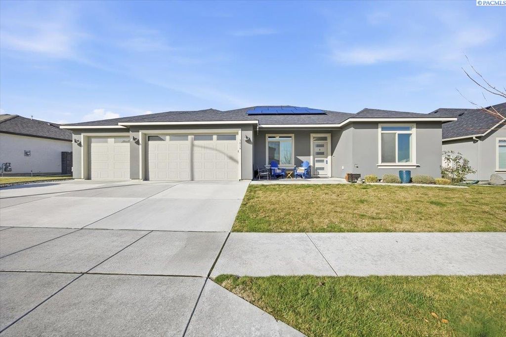 Photo of 3016 S Harrison St, Kennewick, WA 99338 (MLS # 292935)
