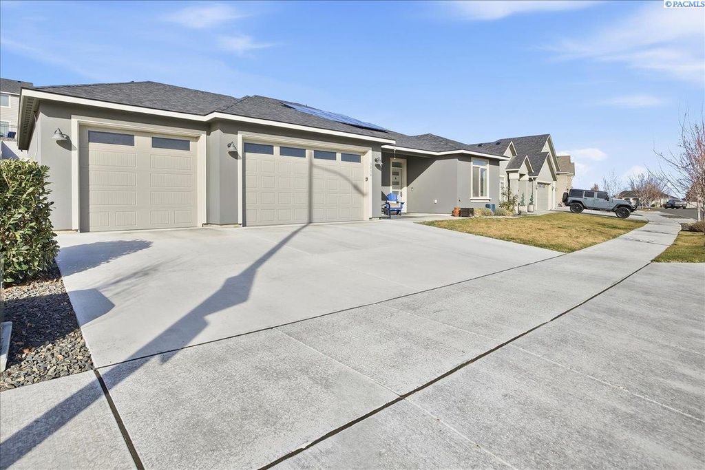 Photo of 3016 S Harrison St, Kennewick, WA 99338 (MLS # 292935)