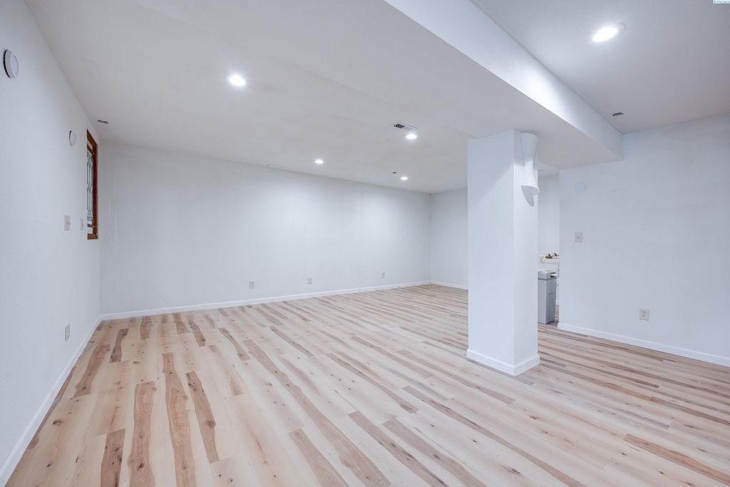 Photo of 515 NW Robert St, Pullman, WA 99163 (MLS # 290672)