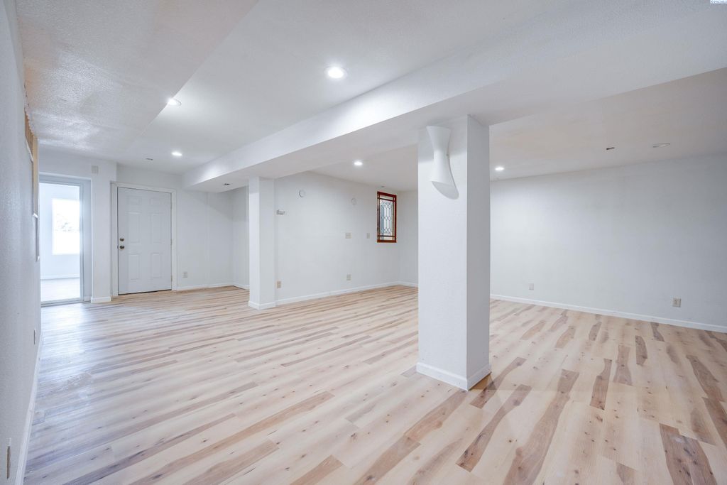 Photo of 515 NW Robert St, Pullman, WA 99163 (MLS # 290672)