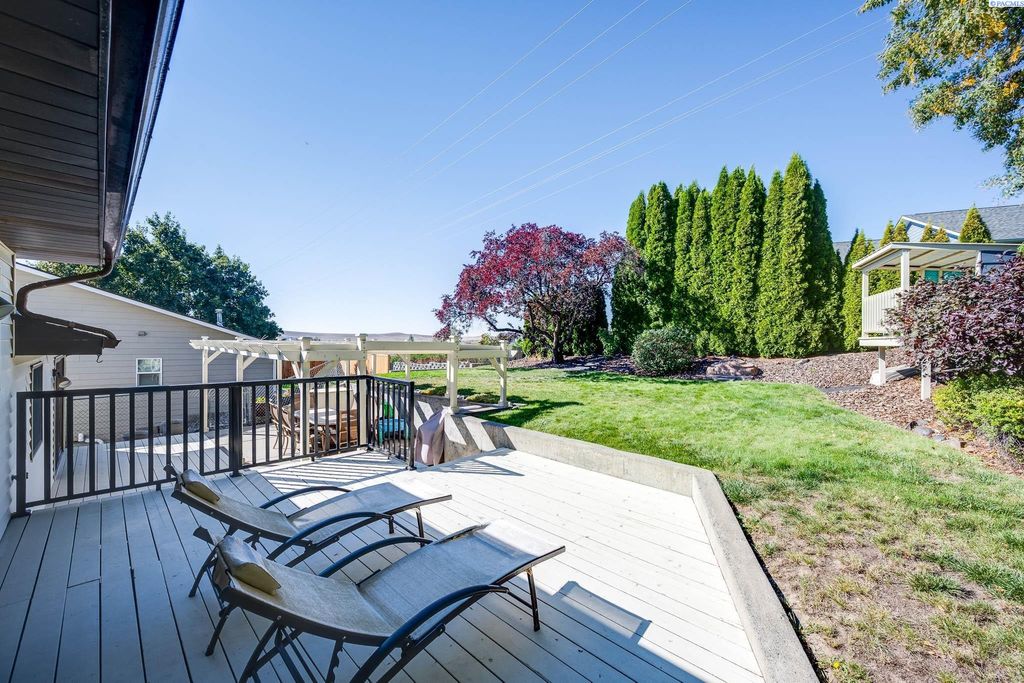 Photo of 224 NW Sunrise Dr, Pullman, WA 99163 (MLS # 287778)