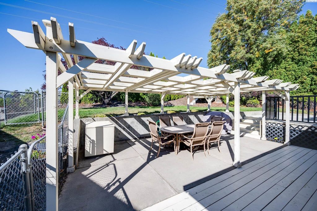 Photo of 224 NW Sunrise Dr, Pullman, WA 99163 (MLS # 287778)