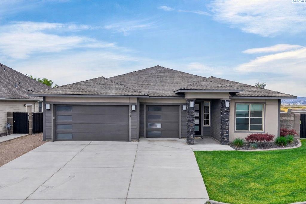 Photo of 9908 Chinook Court, Pasco, WA 99301 (MLS # 292195)