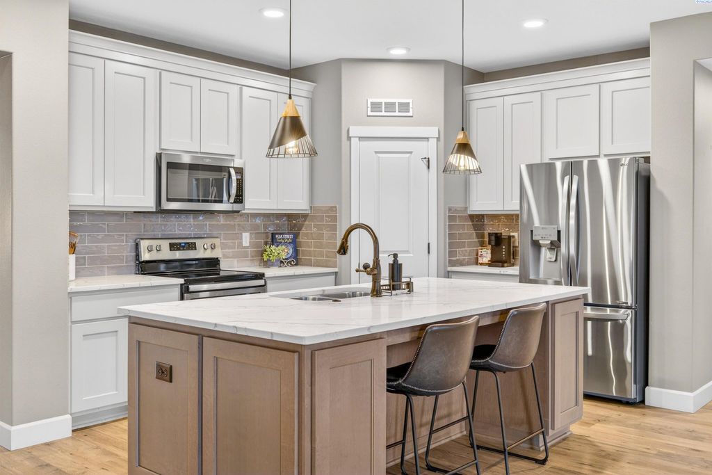 Photo of 9908 Chinook Court, Pasco, WA 99301 (MLS # 292195)