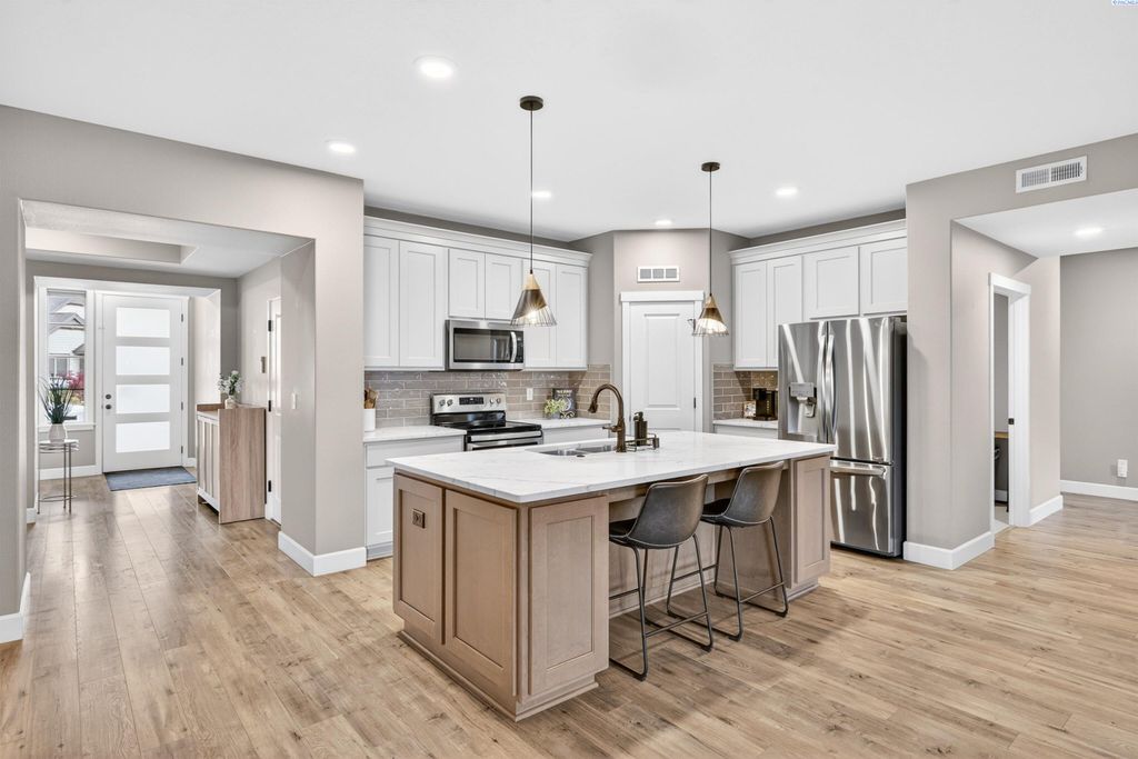 Photo of 9908 Chinook Court, Pasco, WA 99301 (MLS # 292195)