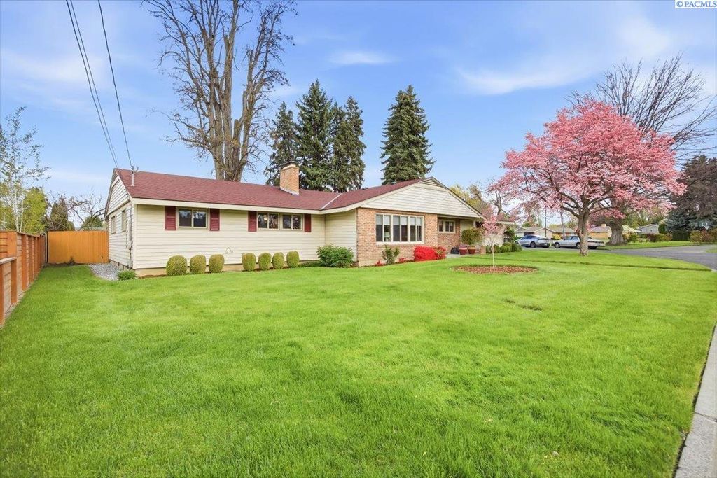 Photo of 105 Edwards Dr, Walla Walla, WA 99362 (MLS # 292589)