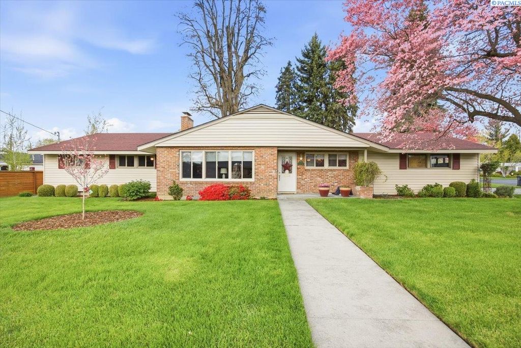 Photo of 105 Edwards Dr, Walla Walla, WA 99362 (MLS # 292589)