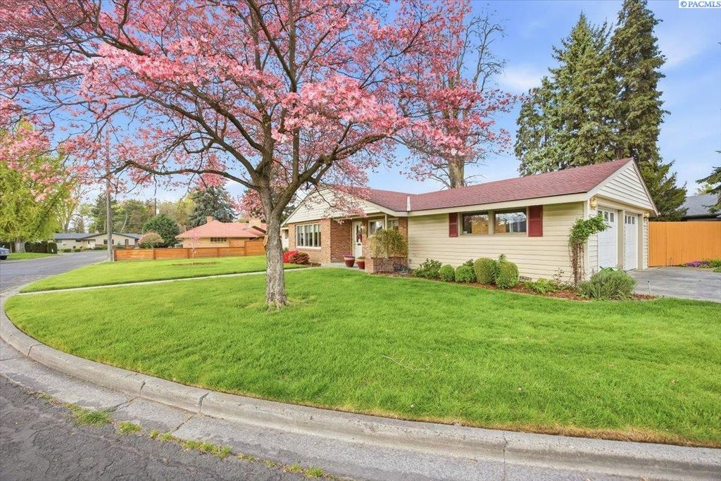 Photo of 105 Edwards Dr, Walla Walla, WA 99362 (MLS # 292589)