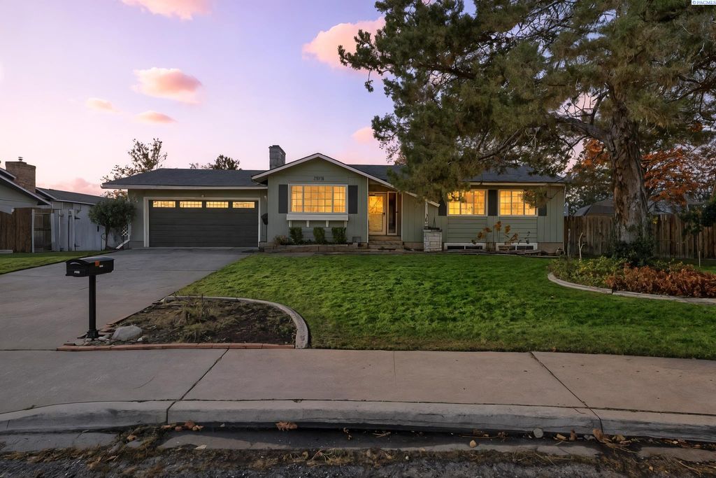 Photo of 1803 Birch Ave, Richland, WA 99354 (MLS # 289141)