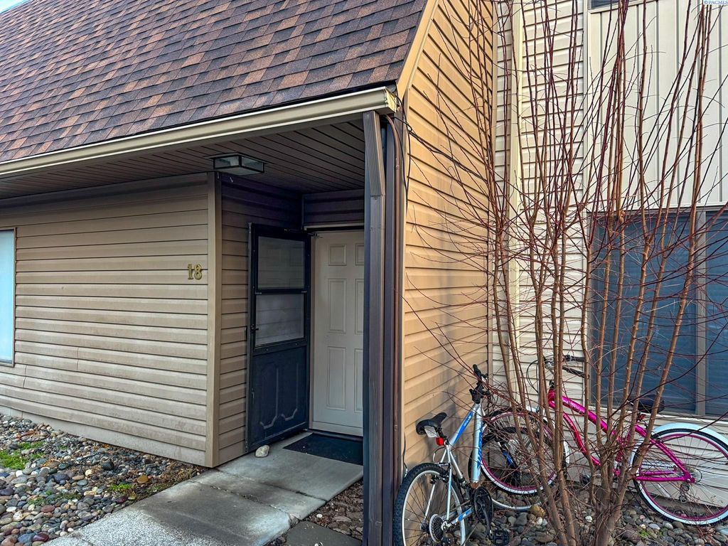 Photo of 600 SW Crestview Dr #18, Pullman, WA 99163 (MLS # 290352)