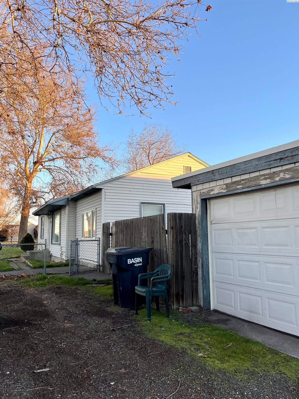 Photo of 621 N 20th Ave, Pasco, WA 99301 (MLS # 289714)