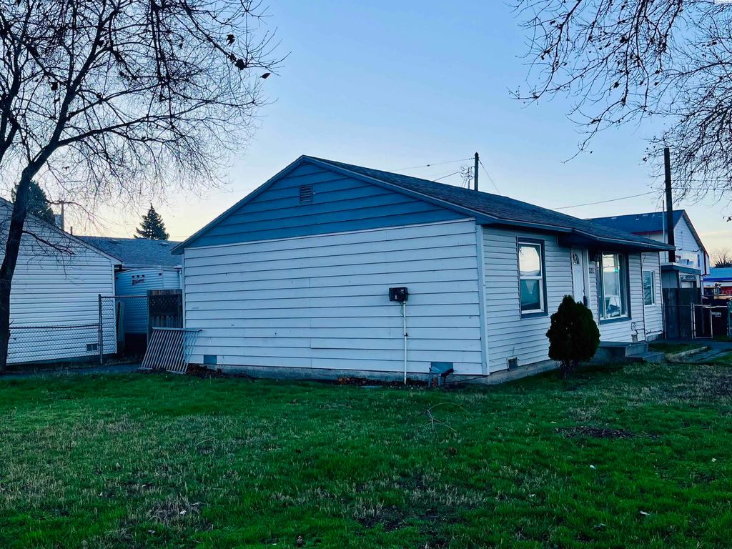 Photo of 621 N 20th Ave, Pasco, WA 99301 (MLS # 289714)