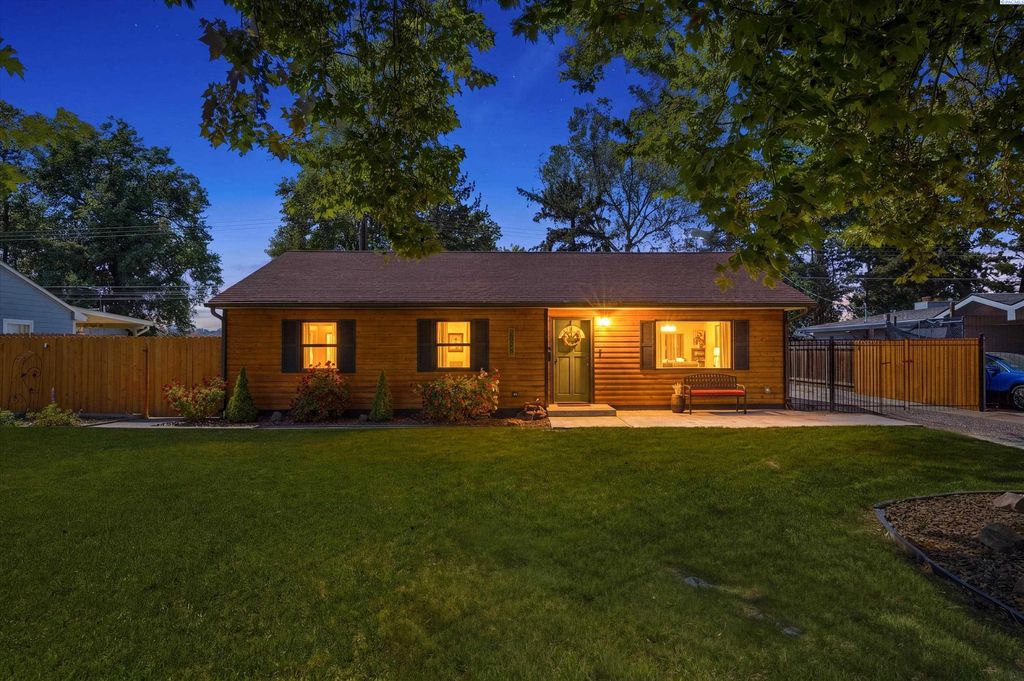 Photo of 1323 Cottonwood Dr, Richland, WA 99354 (MLS # 292830)