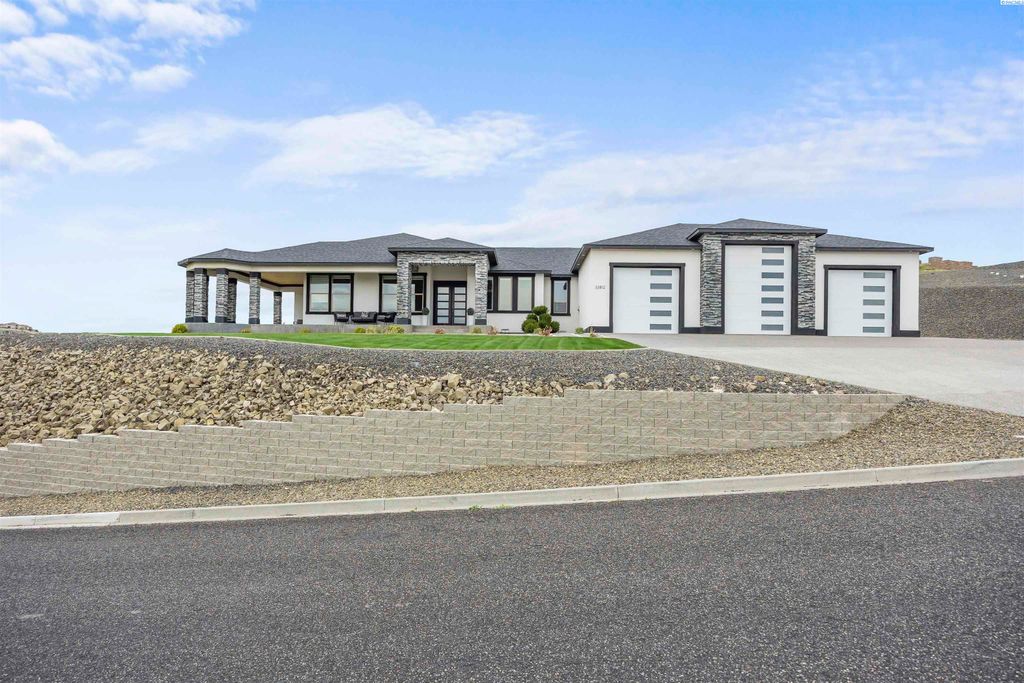 Photo of 33812 Cantera Street, Kennewick, WA 99338 (MLS # 291564)