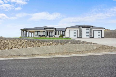 Photo of 33812 Cantera Street, Kennewick, WA 99338 (MLS # 291564)