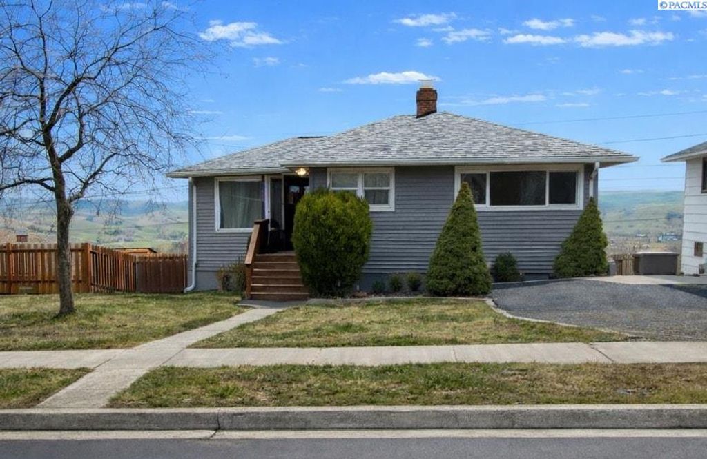 Photo of 1015 NW Clifford St, Pullman, WA 99163 (MLS # 290835)