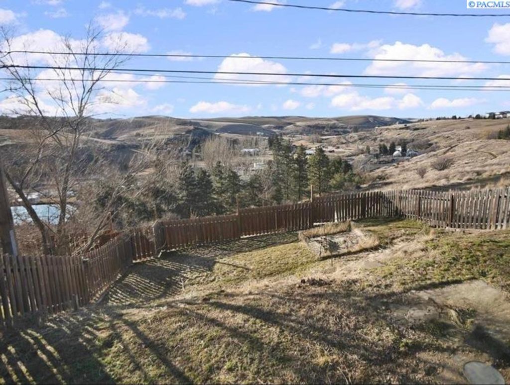 Photo of 1015 NW Clifford St, Pullman, WA 99163 (MLS # 290835)