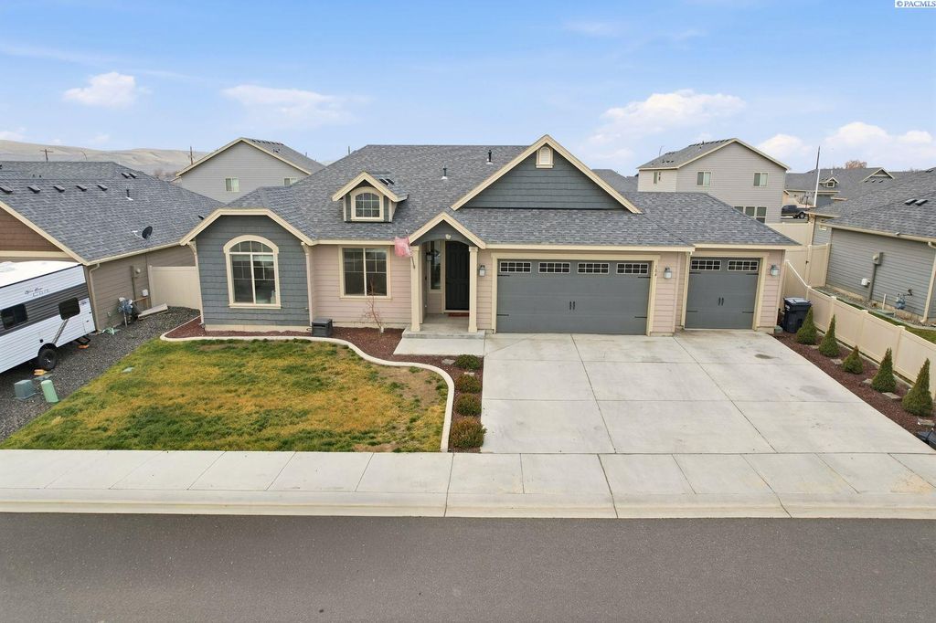 Photo of 104 Bravo Street, Moxee City, WA 98936 (MLS # 290087)