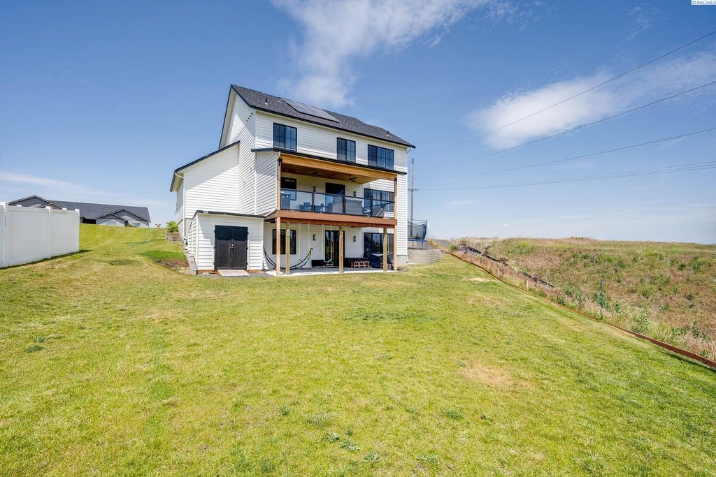 Photo of 1325 SW Panorama Drive, Pullman, WA 99163 (MLS # 289664)