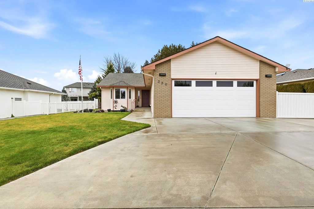 Photo of 320 W Canyon Lakes Dr, Kennewick, WA 99337 (MLS # 289986)