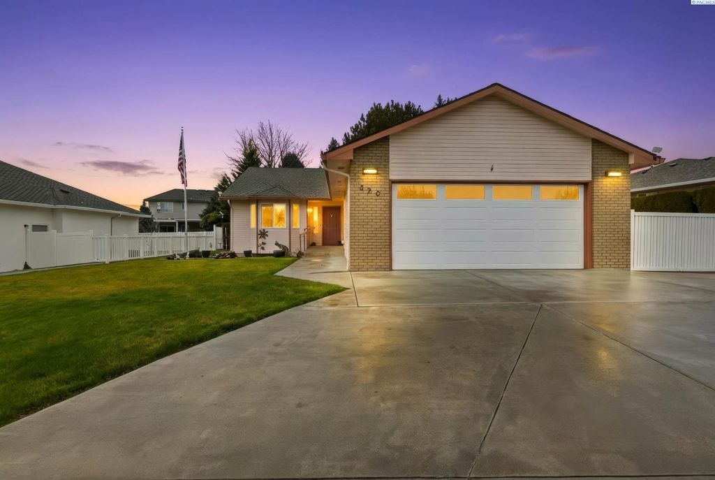 Photo of 320 W Canyon Lakes Dr, Kennewick, WA 99337 (MLS # 289986)