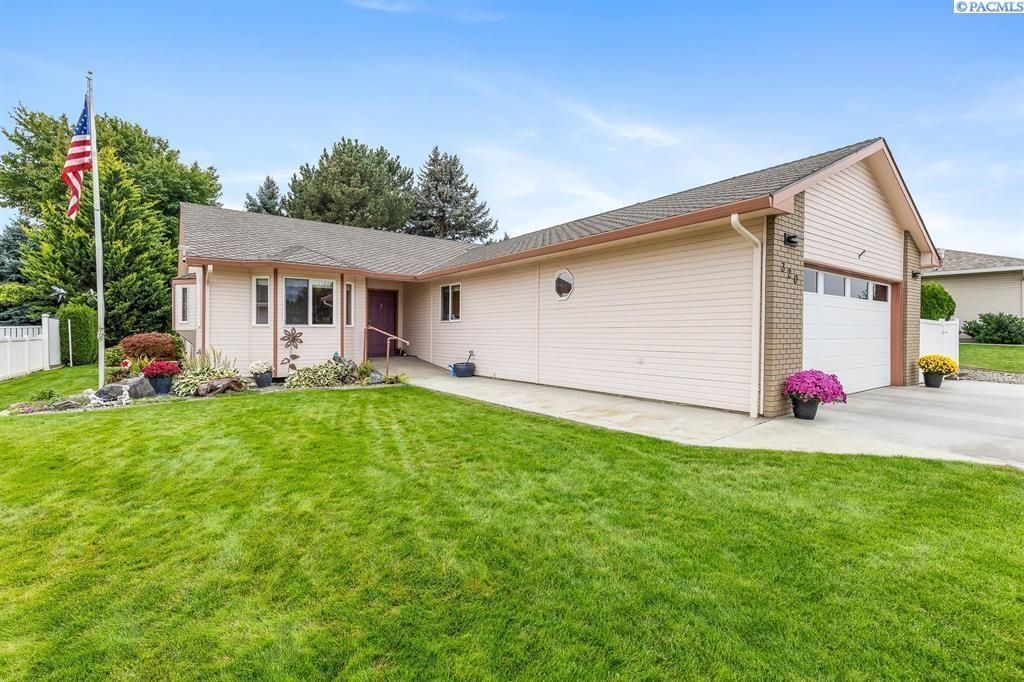 Photo of 320 W Canyon Lakes Dr, Kennewick, WA 99337 (MLS # 289986)